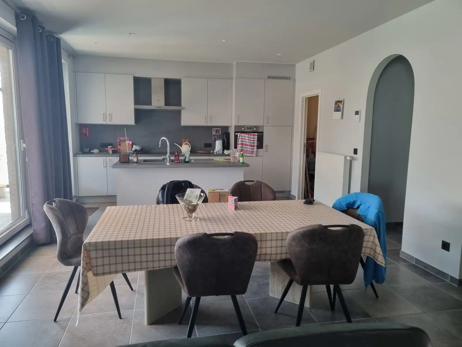 Ruim app met 2 slaapkamers, terras en 2 autostaanplaatsen foto 4