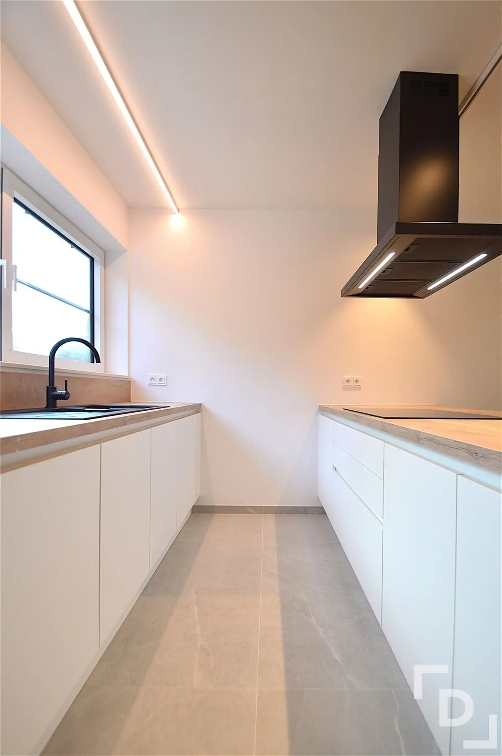 Nieuwbouwappartement van hoogwaardige afwerking met staanplaats te huur in centrum Ieper foto 6