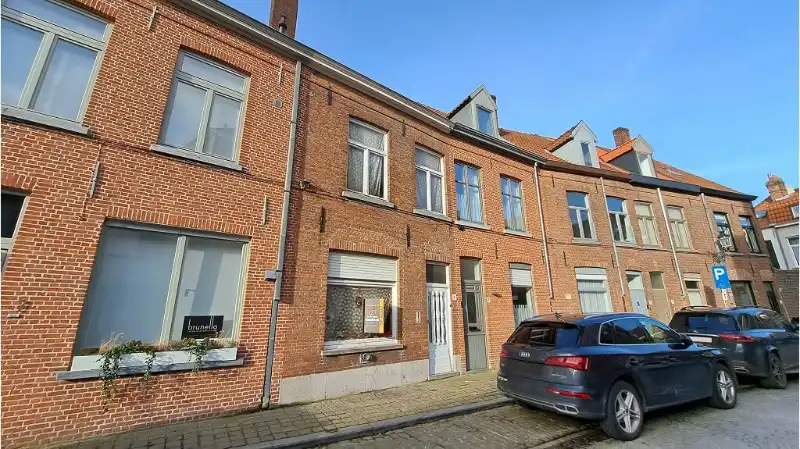 Hoofdfoto van de publicatie: Te renoveren 2-slaapkamerwoning met ruim TERRAS te koop in het centrum van Brugge
