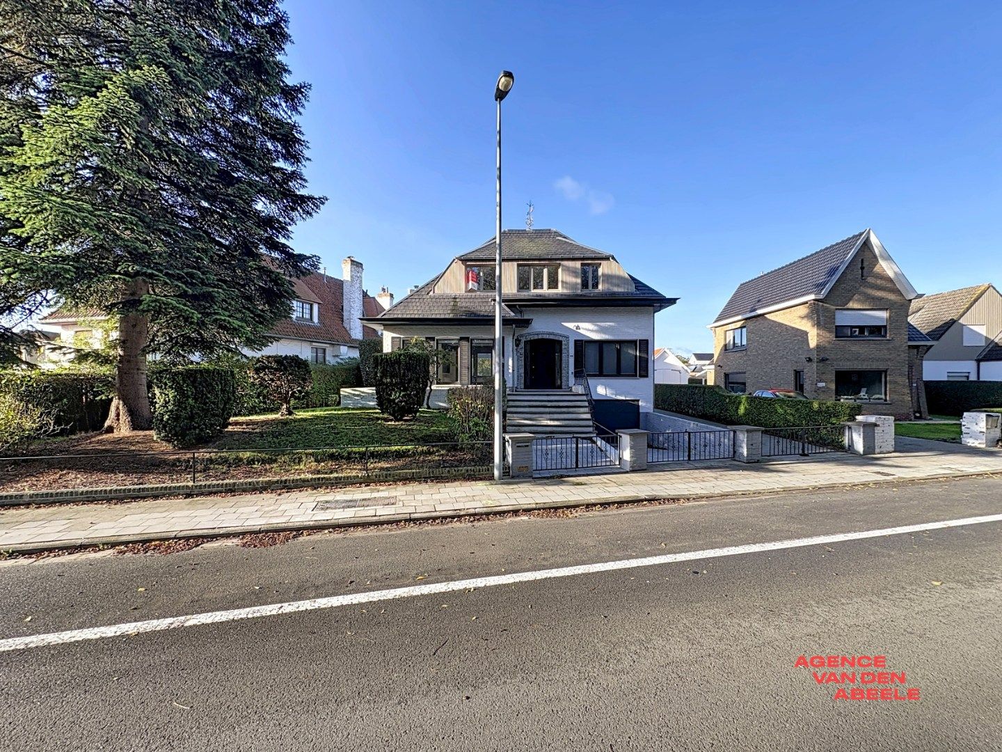 Ruime alleenstaande villa met grote tuin en veranda foto 24