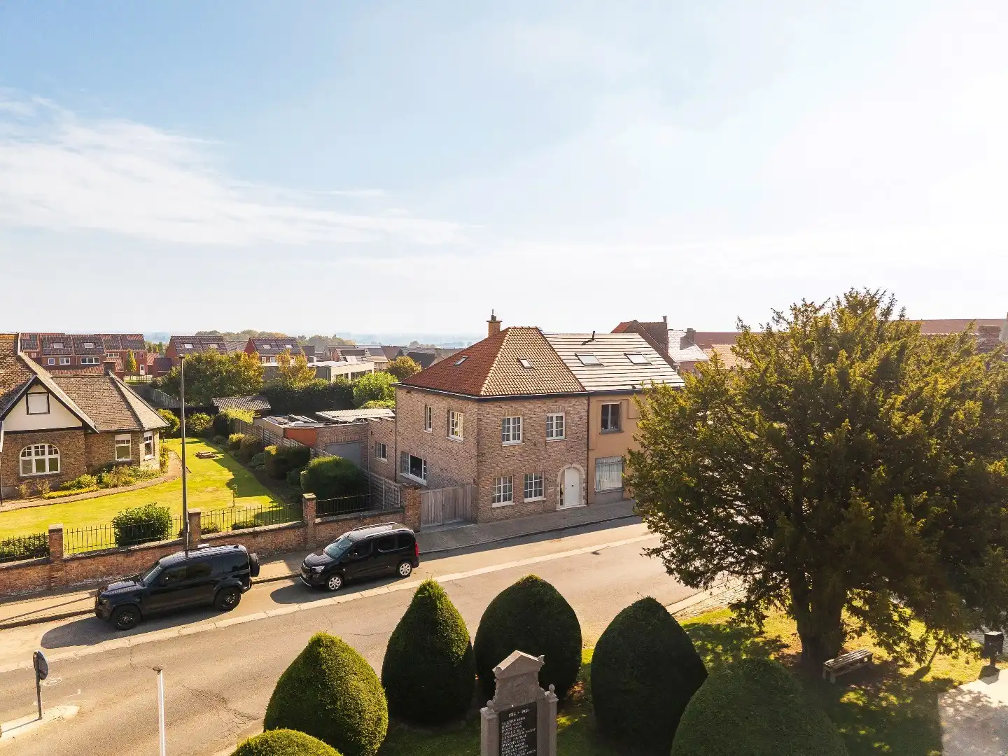 Instapklare halfopen woning met 3 slaapkamers, garage, tuin en mancave in Mesen foto 2