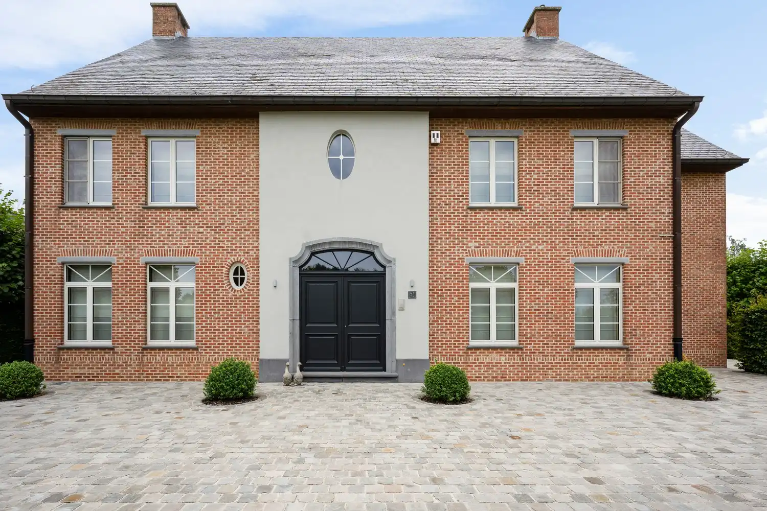 Exclusieve villa met 550 m² bewoonbare oppervlakte op een prachtig perceel van 5.458 m² nabij het centrum van Heist-op-den-Berg foto {{pictureIndex}}