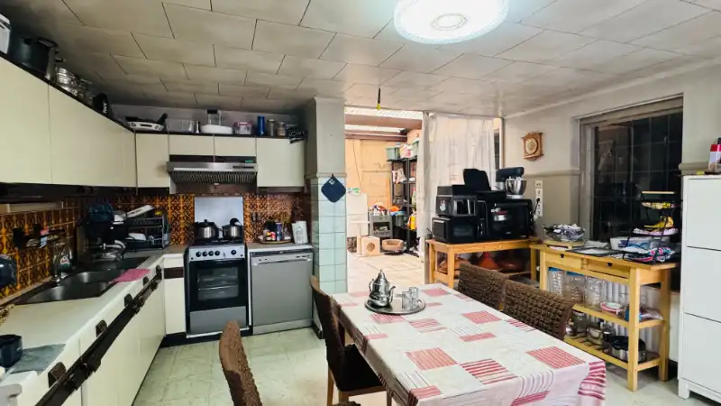 Grote, te renoveren half open bebouwing met 4 slaapkamers, tuin en garage foto 6