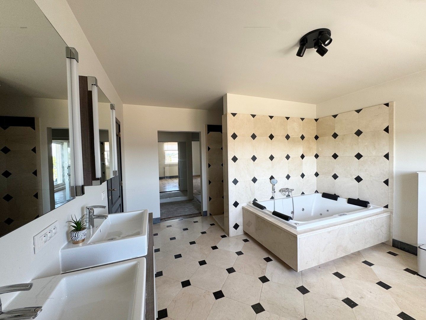 Unieke en ruime villa met 9 slaapkamers, lift, zonnepanelen en 10 parkeerplaatsen op riant perceel van 2.313 m² foto 16