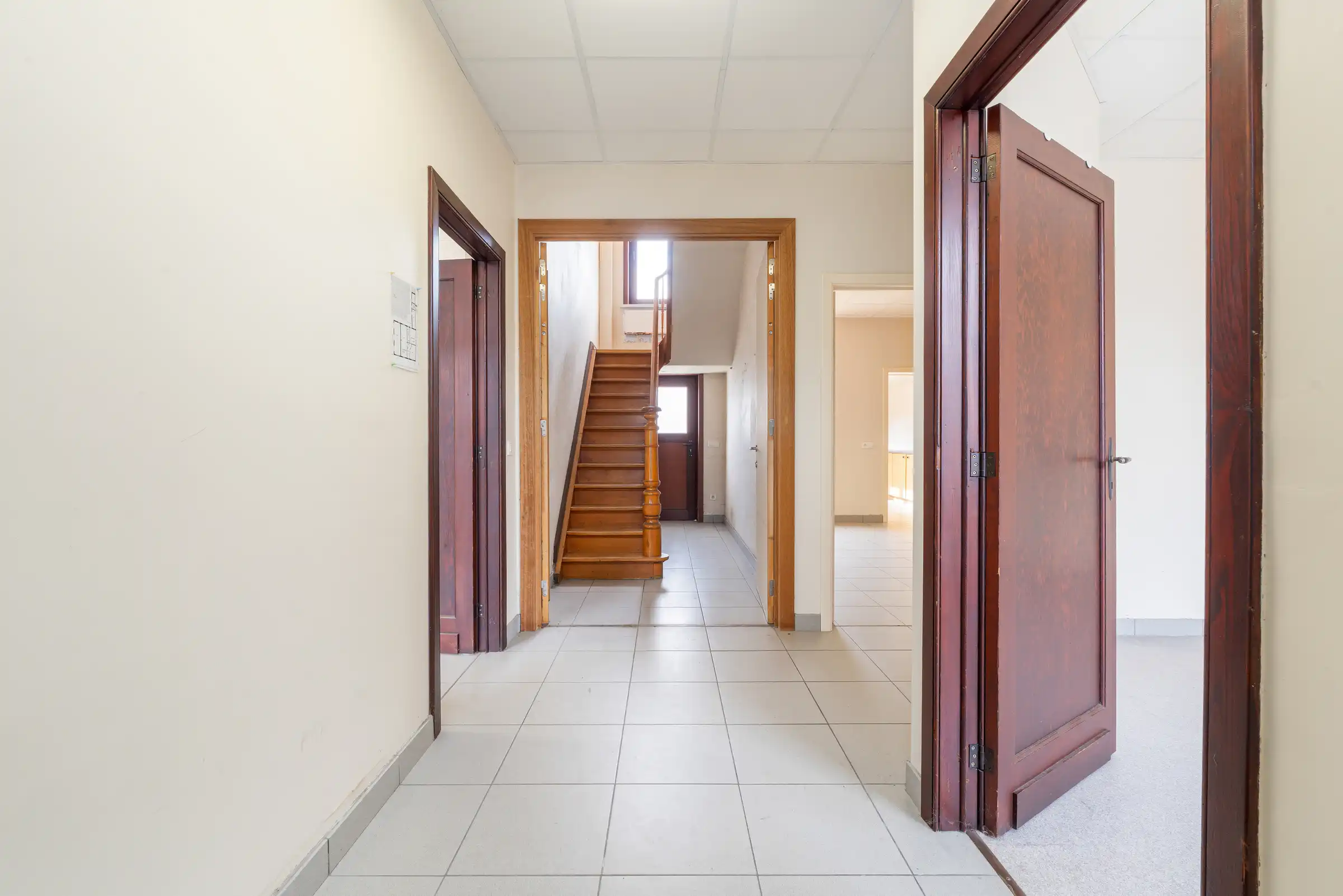 Voormalige pastorij op 520 m² met garage foto 2