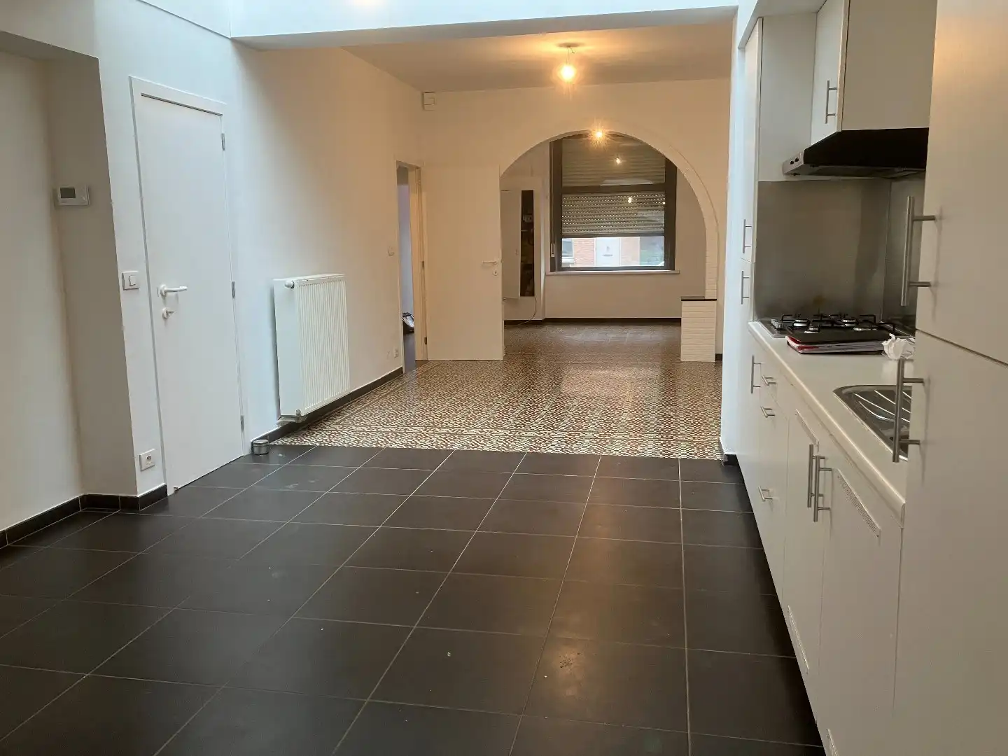 Rijwoning met 2 slaapkamers en achterliggende garage! foto 2