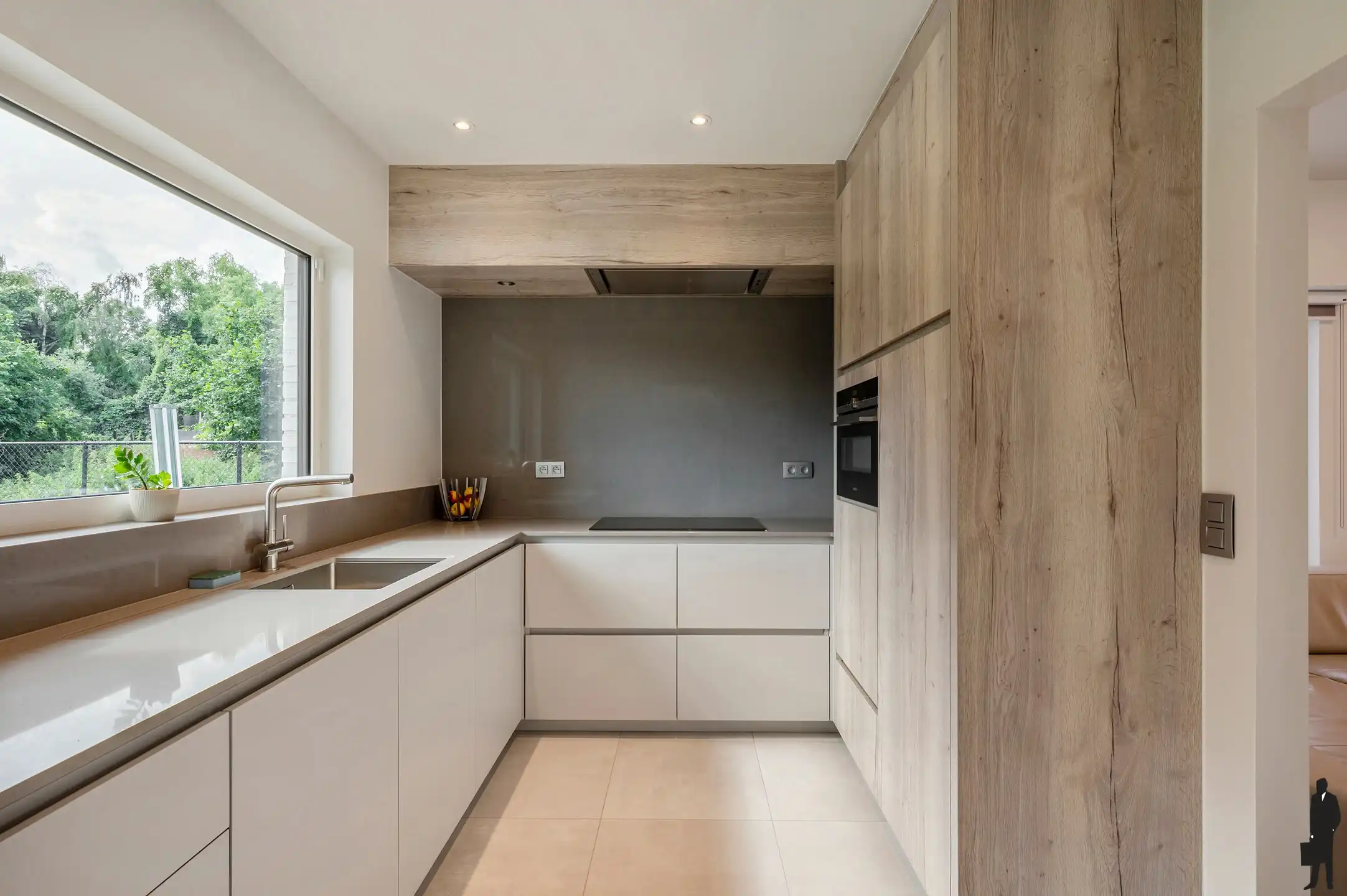 Instapklare open bebouwing met inpandige garage en zonnige tuin op 692 m². foto 6