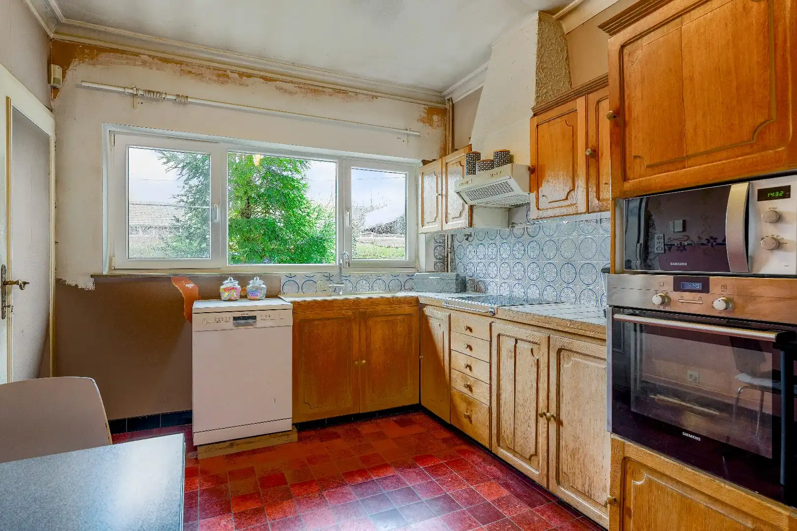 Op te knappen karakteristieke hoekwoning, 4 slpk, (EPC-label C) gelegen aan het Haspengouwse landschap. foto 25