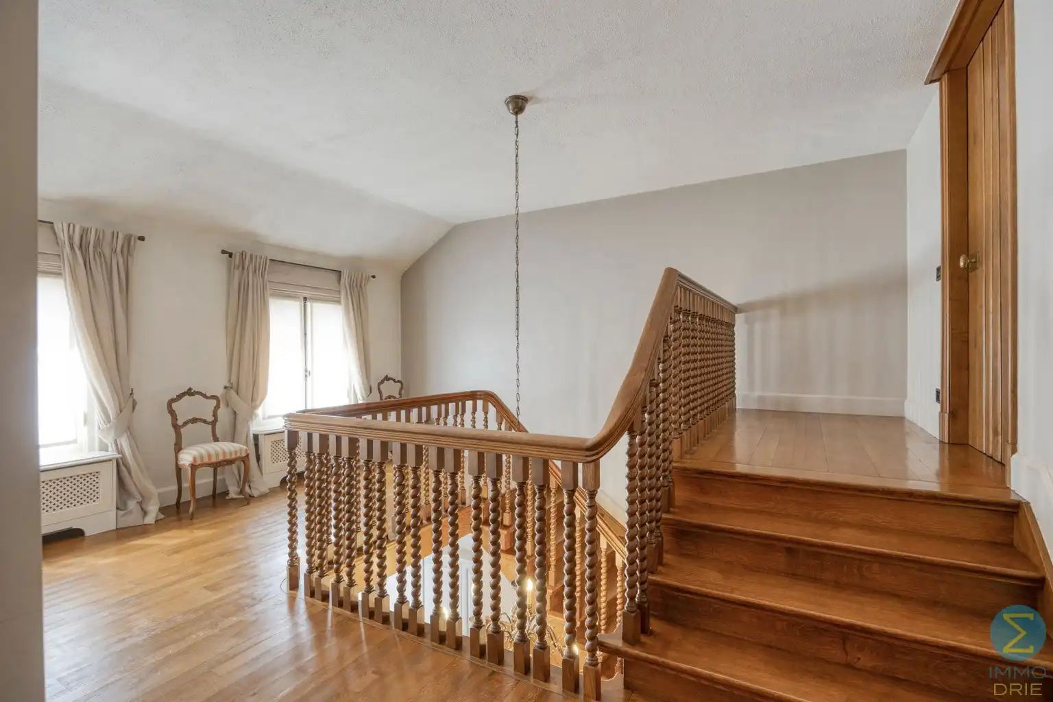 Karaktervolle herenwoning met zwembad en grote garage foto 15