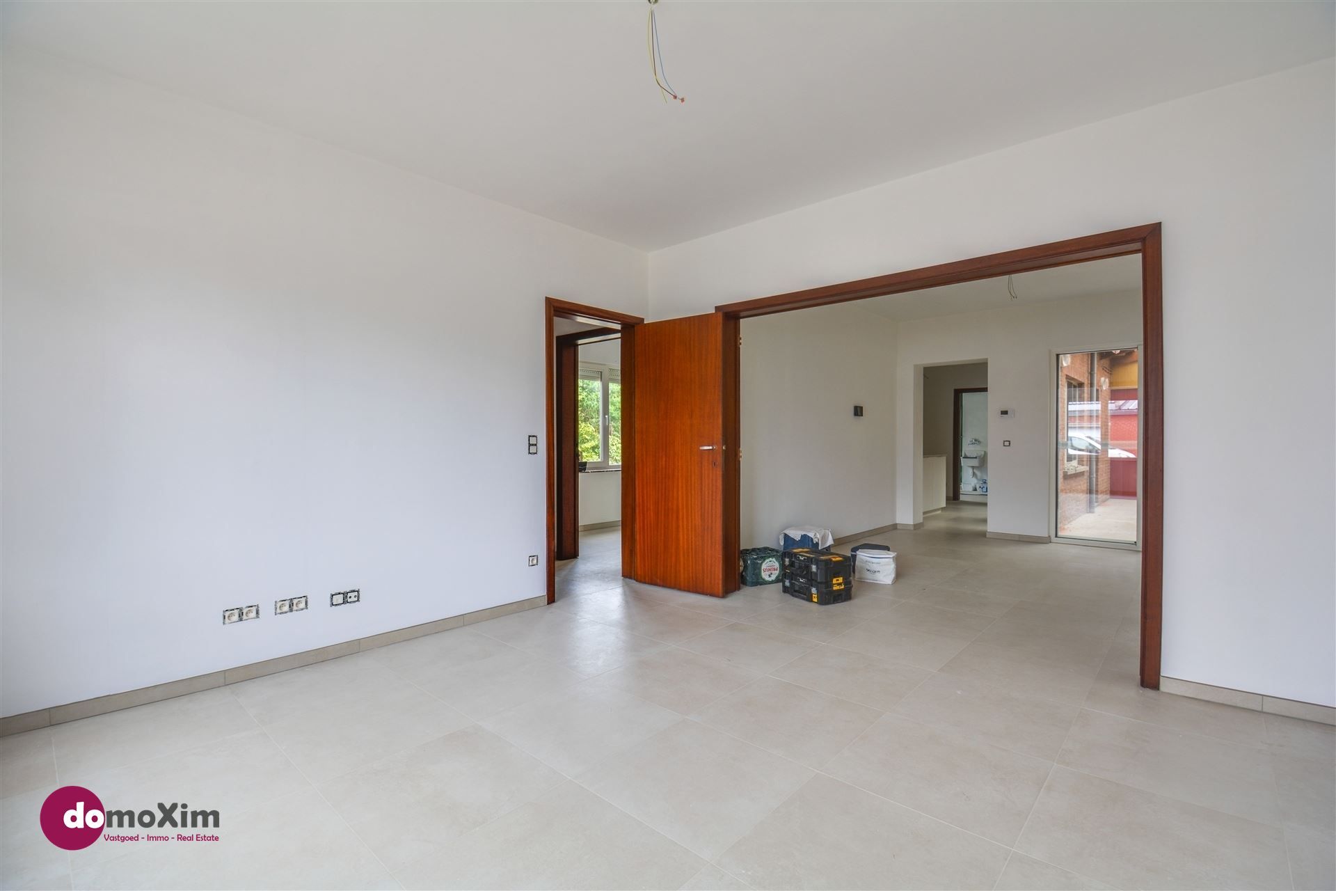 Gerenoveerde woning met loods, stallen en serre op een terrein van 32 are foto 3