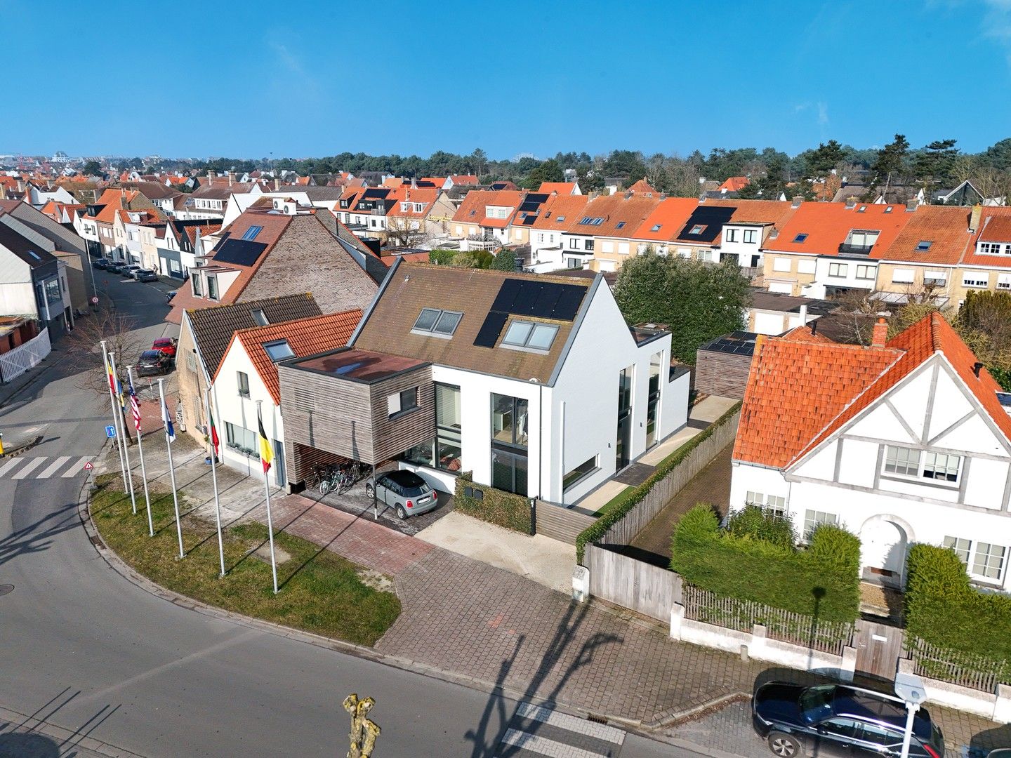 Hedendaagse, recente koppelwoonst centraal gelegen te oud-Knokke. foto 24