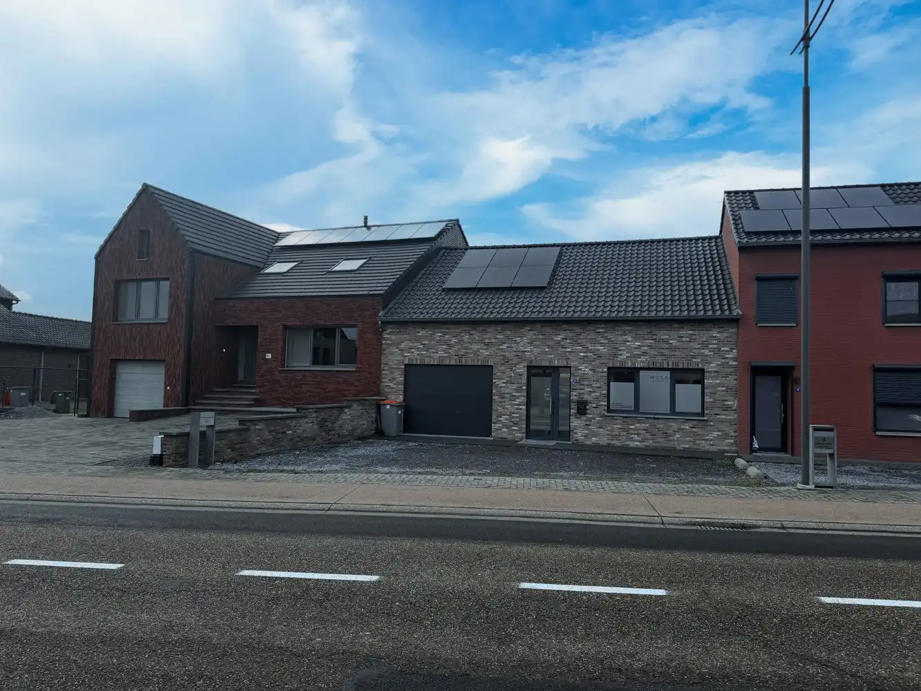 Veelzijdige woon- en werkcombinatie op een centrale ligging in Munsterbilzen foto {{pictureIndex}}