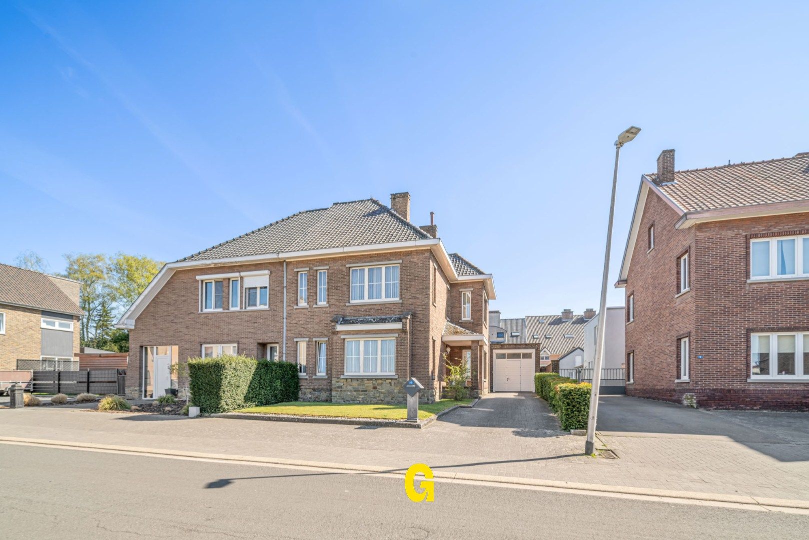 Netjes verzorgde halfopen woning met ruime garage vlakbij het centrum van Munsterbilzen foto 2