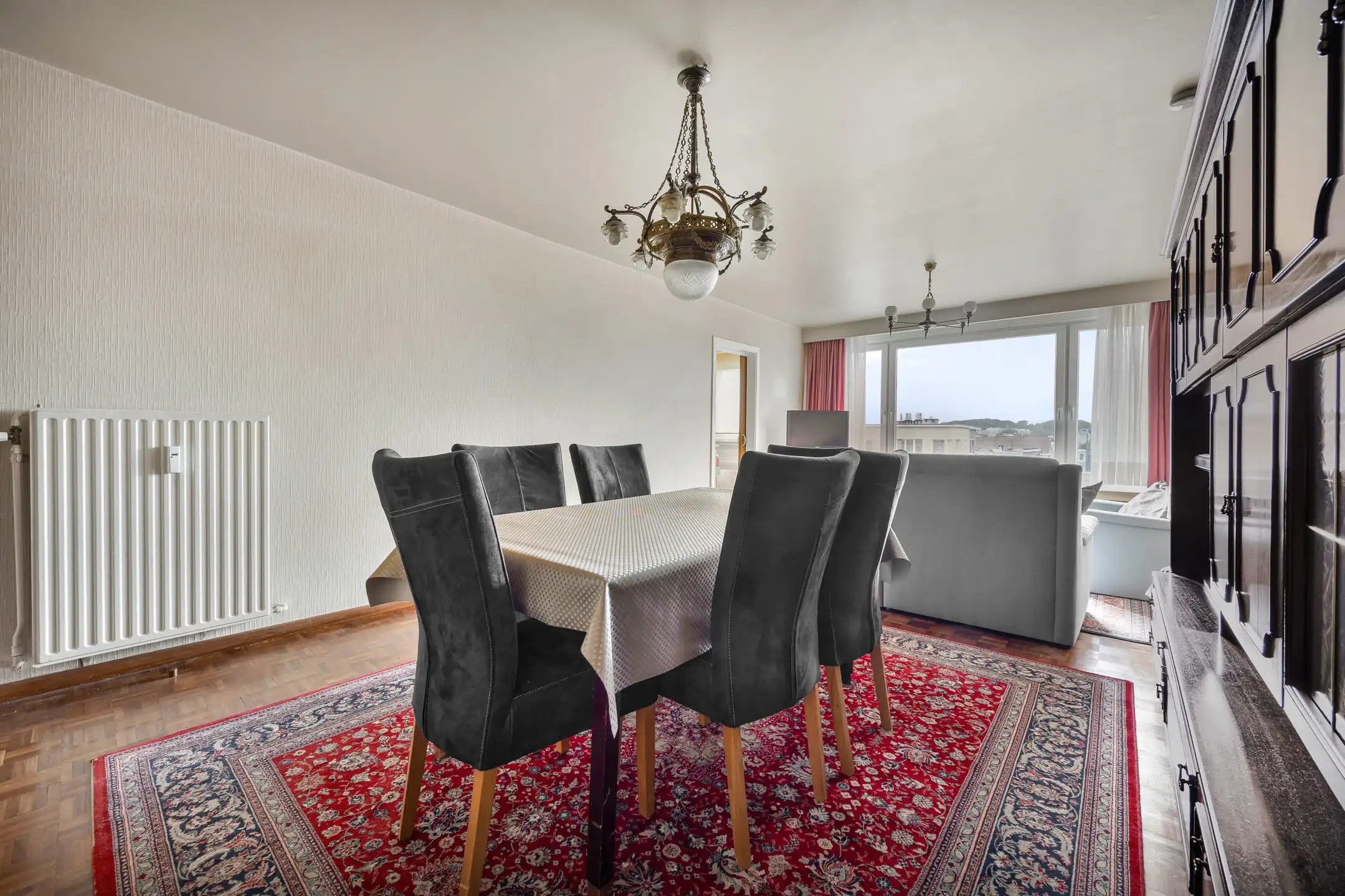 Appartement met 2 slaapkamers en terras op goede locatie foto 5