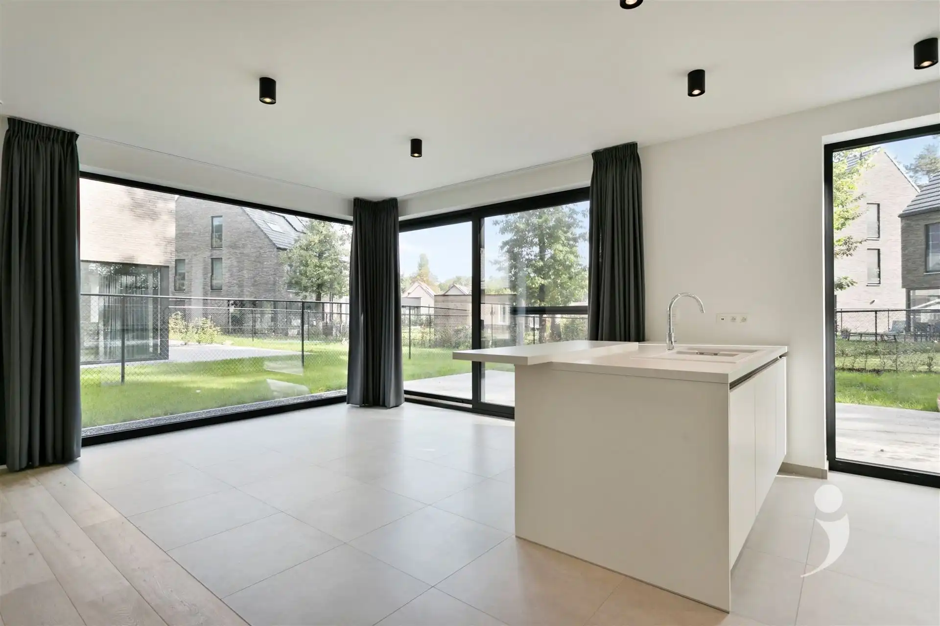 Moderne, halfopen BEN woning in groene, rustige omgeving foto 3