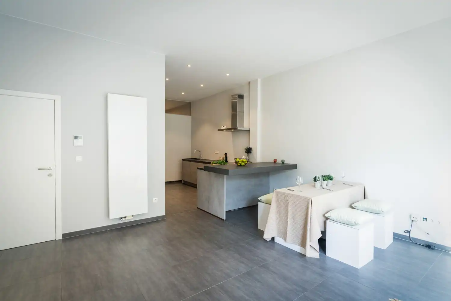 Stijlvol gerenoveerd appartement met hoge plafonds, 2 slpks vlak bij zee te koop in Oostende foto 7