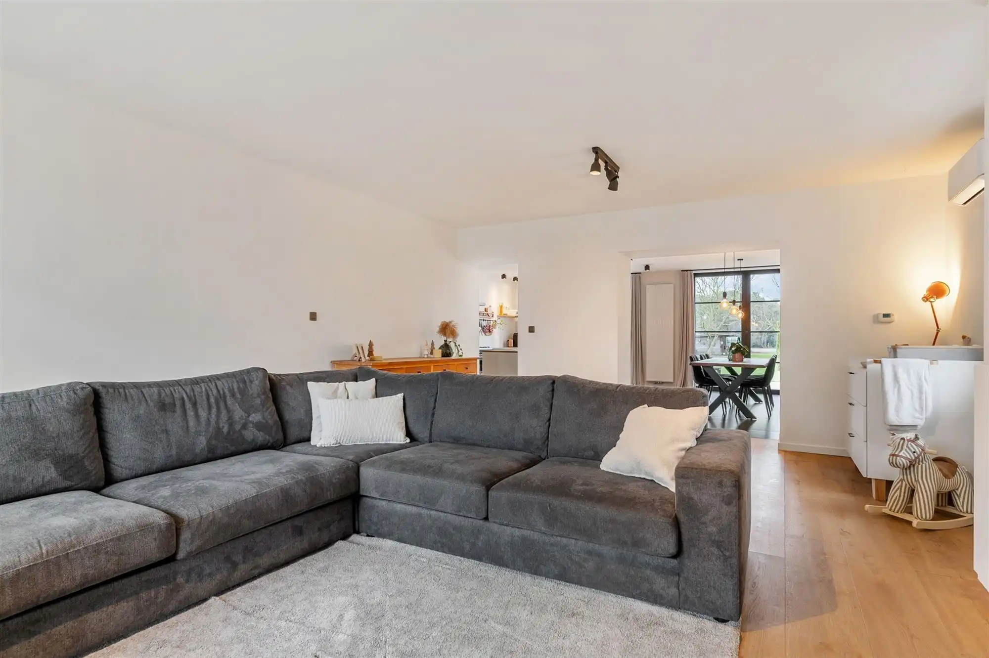 PRACHTIG GERENOVEERDE WONING MET RUIME GARAGE OP IDEALE LIGGING! foto 9