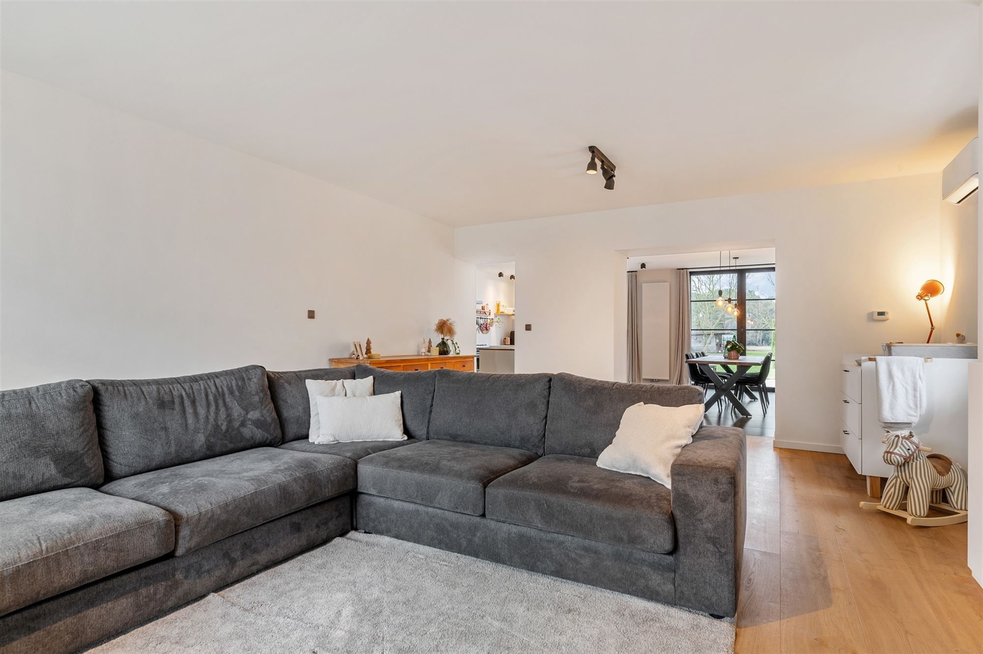 PRACHTIG GERENOVEERDE WONING MET RUIME GARAGE OP IDEALE LIGGING! foto 9