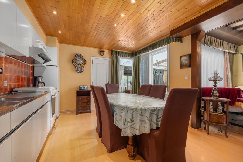 Rumbeke - Robuuste woning met renovatiepotentieel in Roeselare foto 2