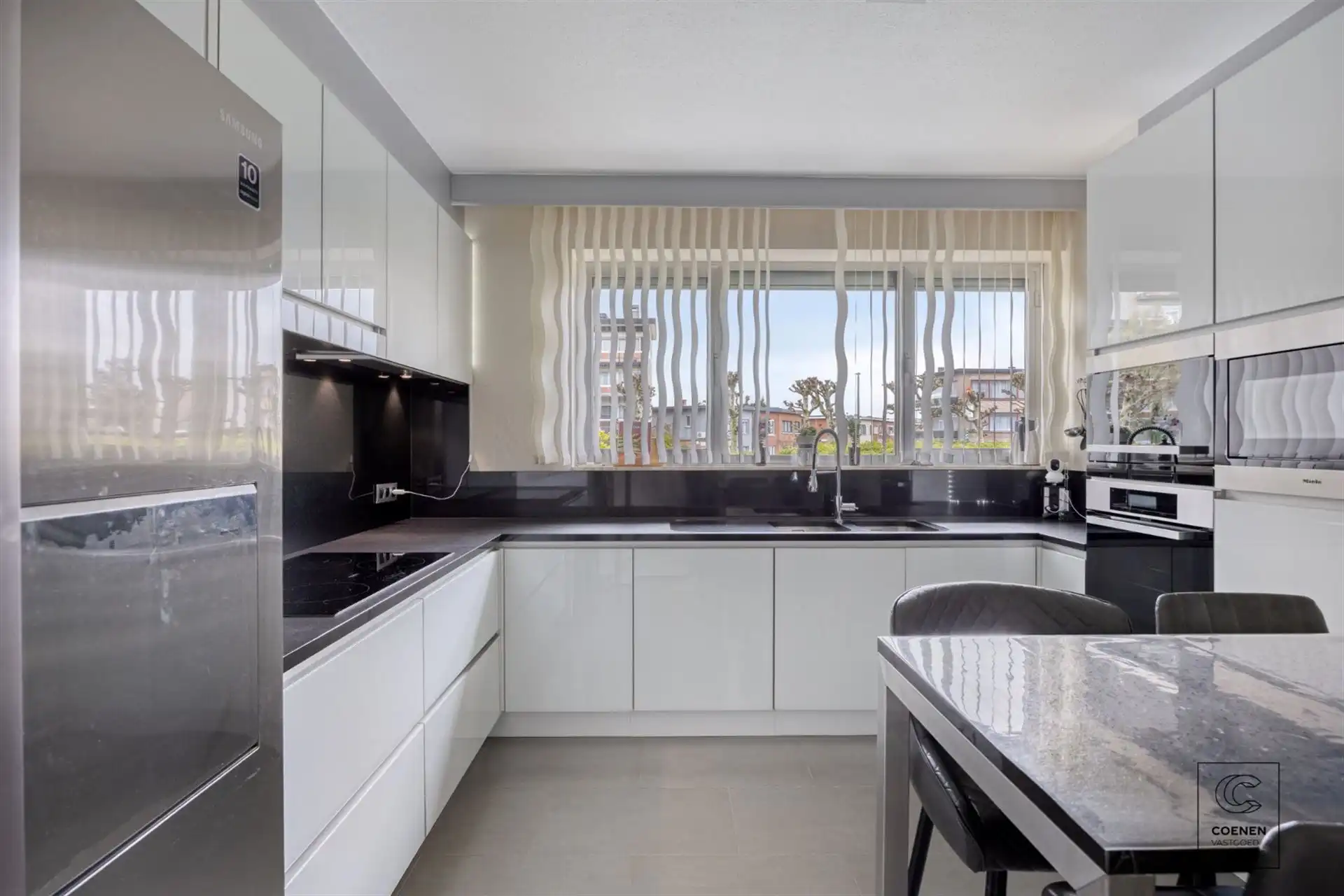 Ruim appartement met 3 slpk en schitterende tuin te Merksem! foto 4