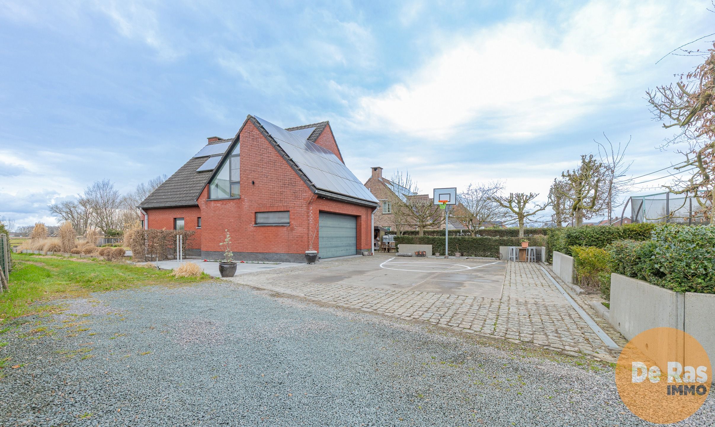 WIEZE - Lichtrijke villa met 5 slpks en 2 bdkmrs en tuin foto {{pictureIndex}}