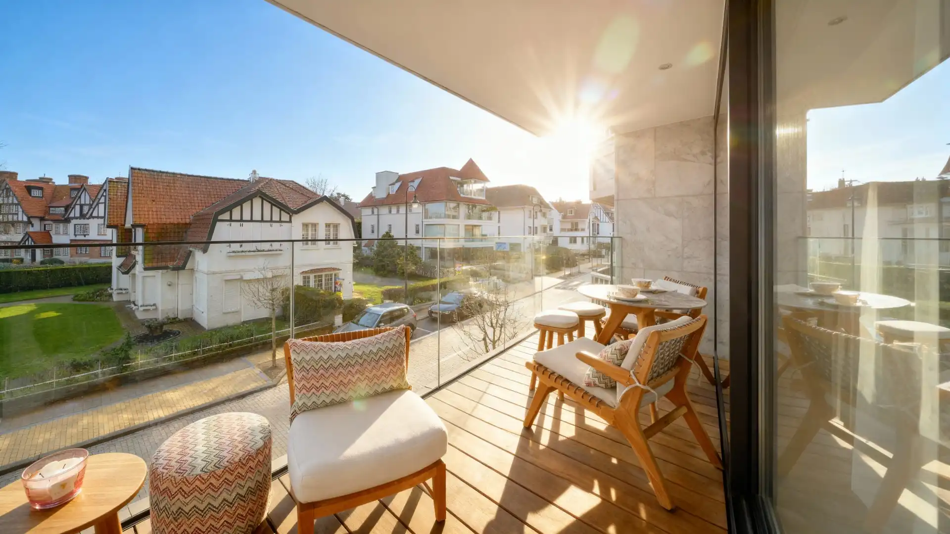 Subliem appartement met zonneterras, genietend van prachtige open zichten op het groen en de villa's van het Zoute. foto 2