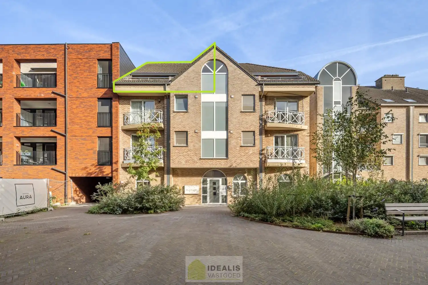 IDEALIS VASTGOED – KNAP APPARTEMENT GELEGEN OP UITERST CENTRALE LOCATIE TE OVERPELT, PELT. Dit knappe appartement met bouwjaar 2000 omvat een aangename ca.72m² en  biedt plaats aan een lichtrijke leefruimte met aansluitend goed onderhouden keuken, 2 knappe slaapkamers, badkamer en dakterras! Een fraai appartement, zeer geschikt voor kandidaten op zoek naar betaalbare woonruimte vlak bij het centrum van (Over)Pelt! foto {{pictureIndex}}
