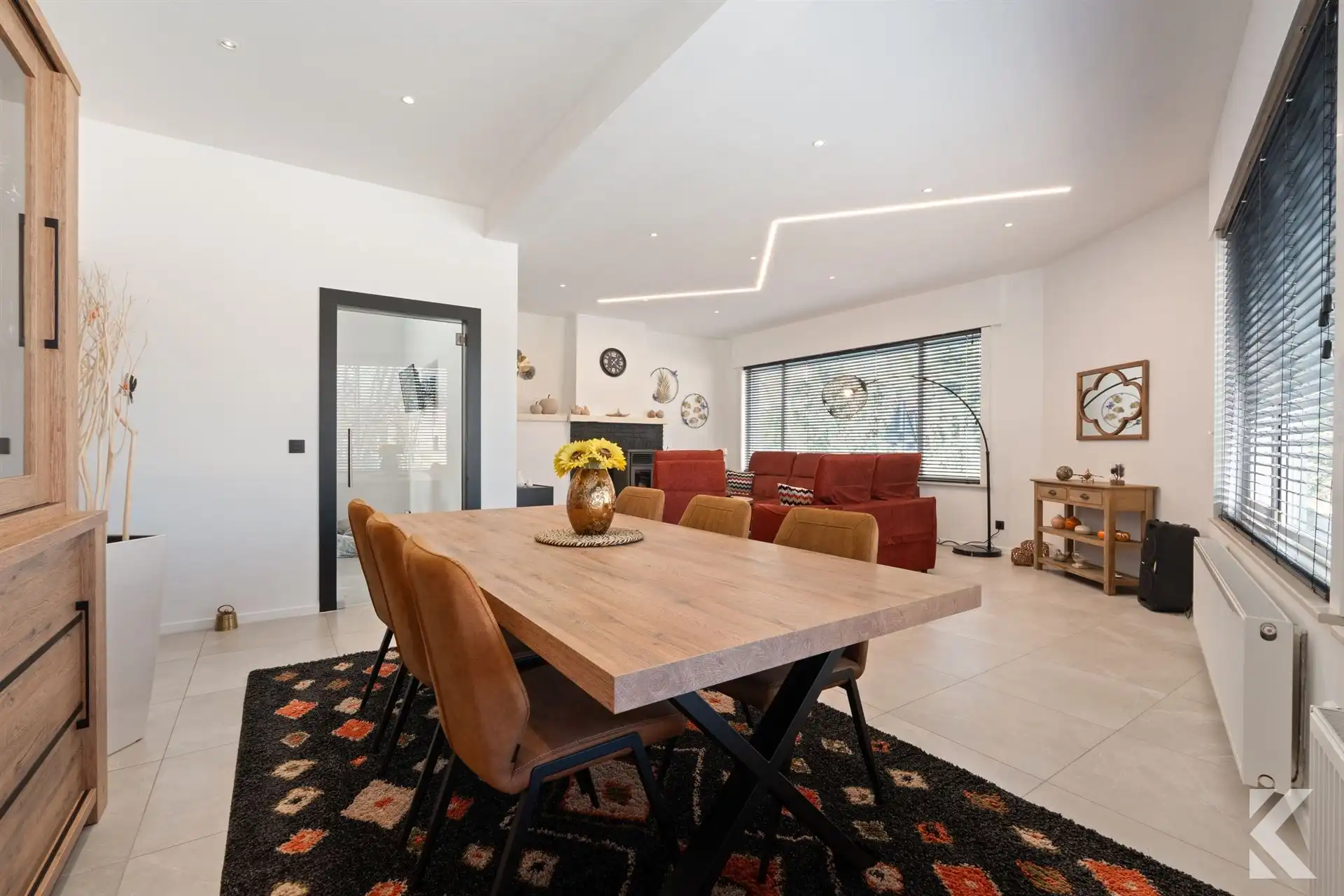 Gigantische, prachtig gerenoveerde woning met garage foto 2