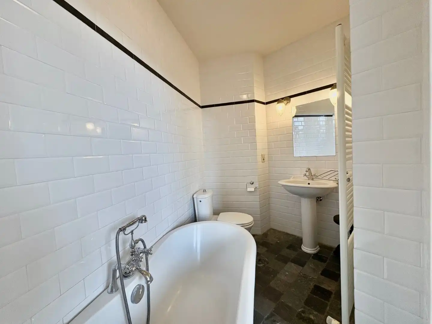 Stijlvol GEMEUBELD 2-slpk app op wandelafstand van Centraal Station foto 10