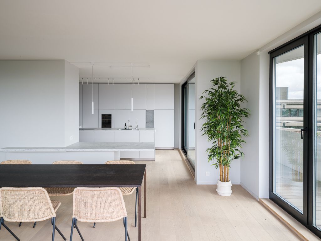 Luxueus en lichtrijk 2-slaapkamer appartement met ruim terras foto {{pictureIndex}}