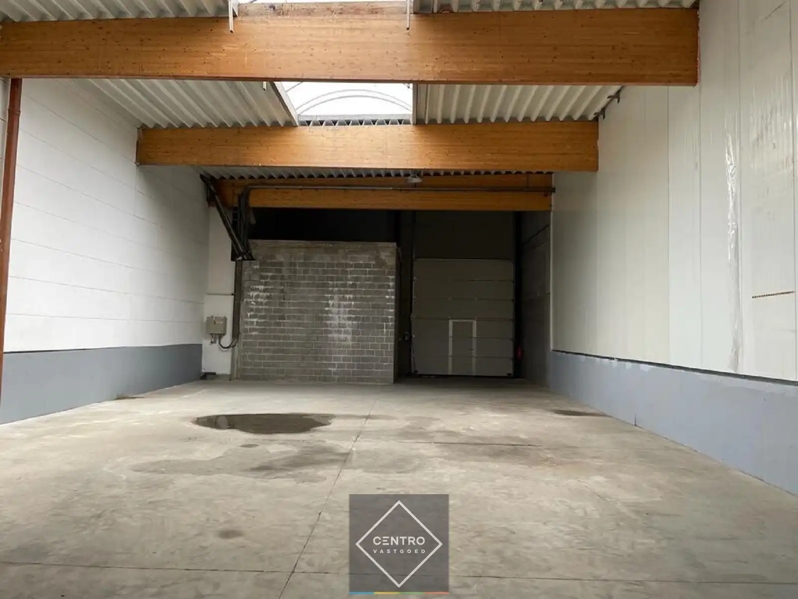 Instapklaar magazijn (250m2) met automatische sectionaalpoort langs de N8 te Elverdinge (Ieper). Ambachten toegestaan ! foto 5
