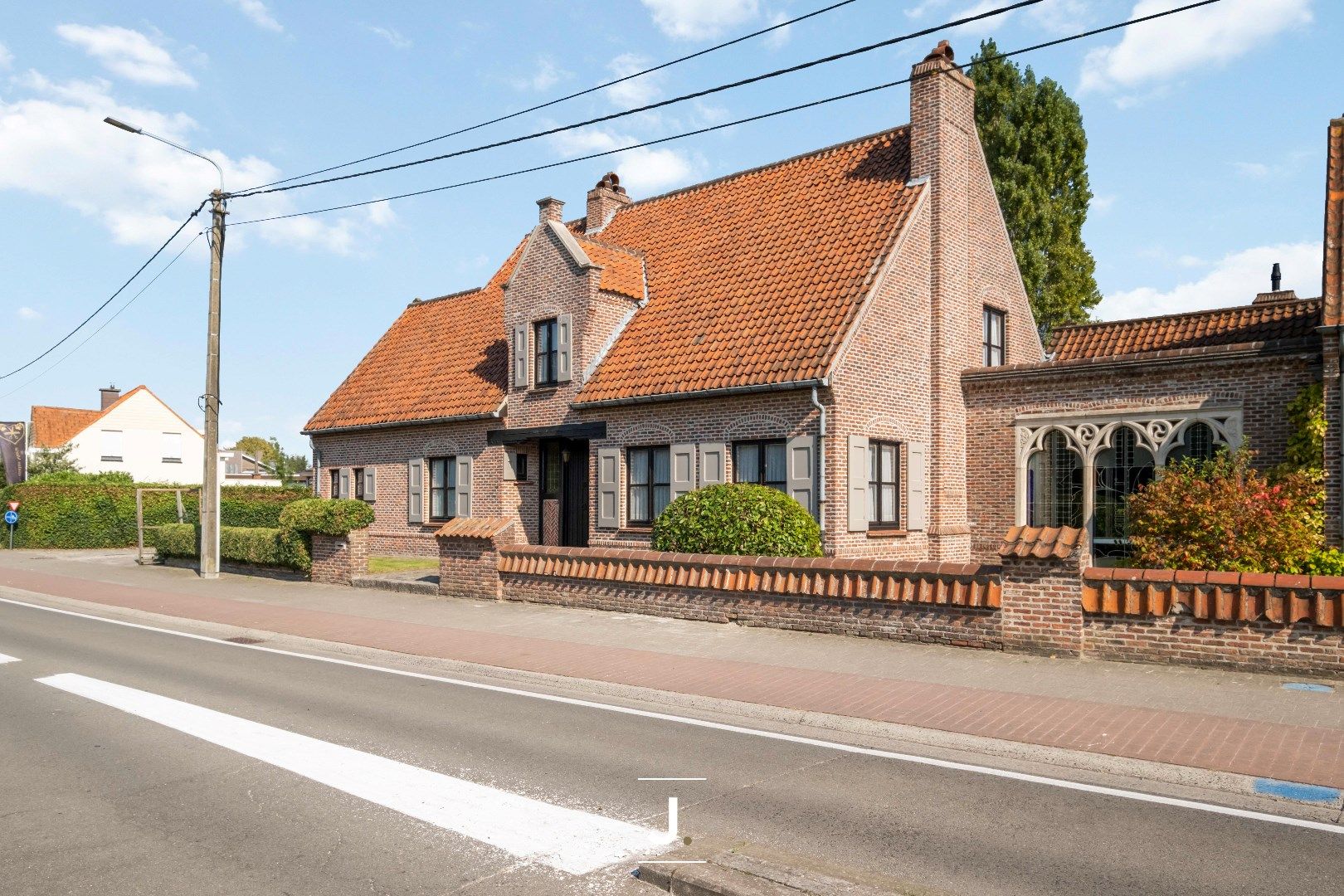 Een topgelegen statige villa in Beveren-Leie met 3 slaapkamers en grote loods foto {{pictureIndex}}