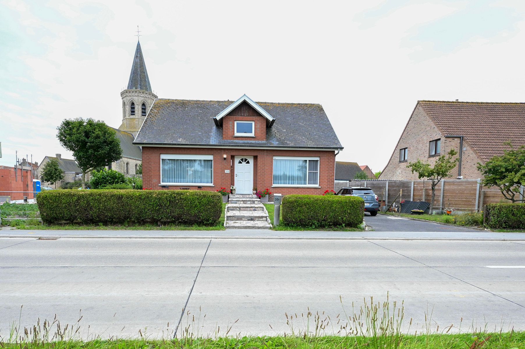 Gezellige open bebouwing met zongerichte tuin in Zande. foto {{pictureIndex}}