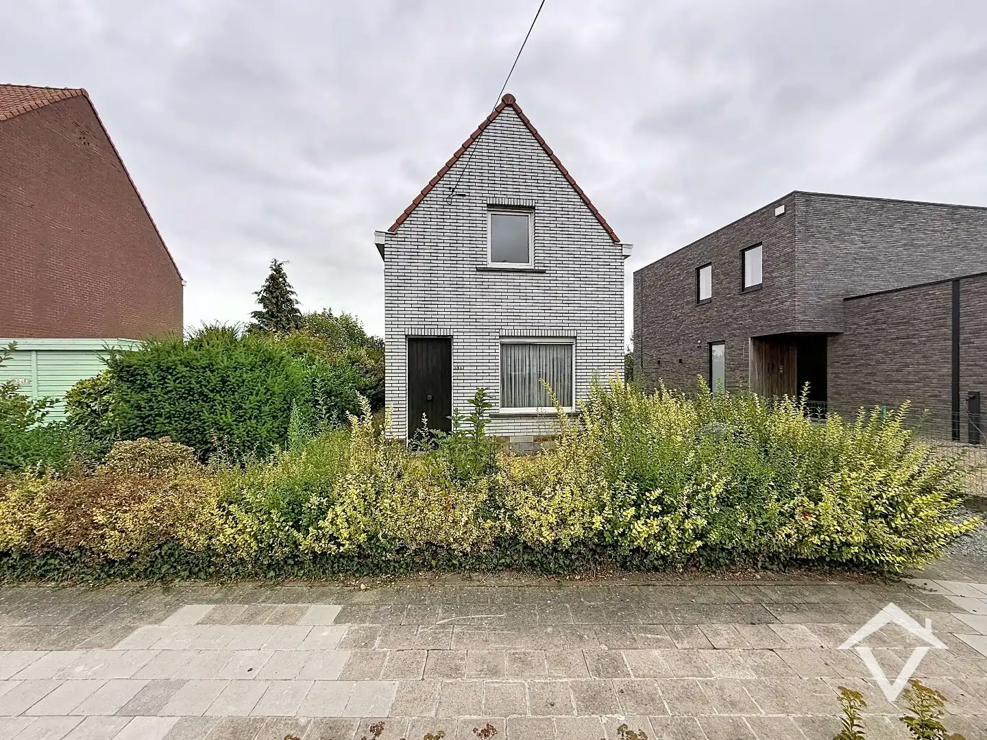 Alleenstaande woning met twee slaapkamers, tuin en garage te Roeselare foto 2