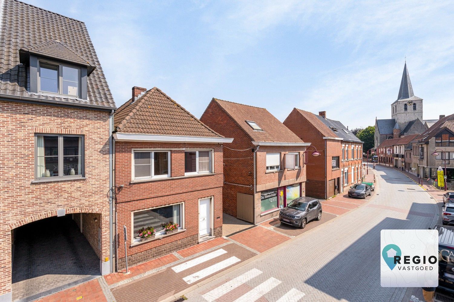 Centraal gelegen halfopen dorpswoning met bijgebouwen en magazijn. foto 31