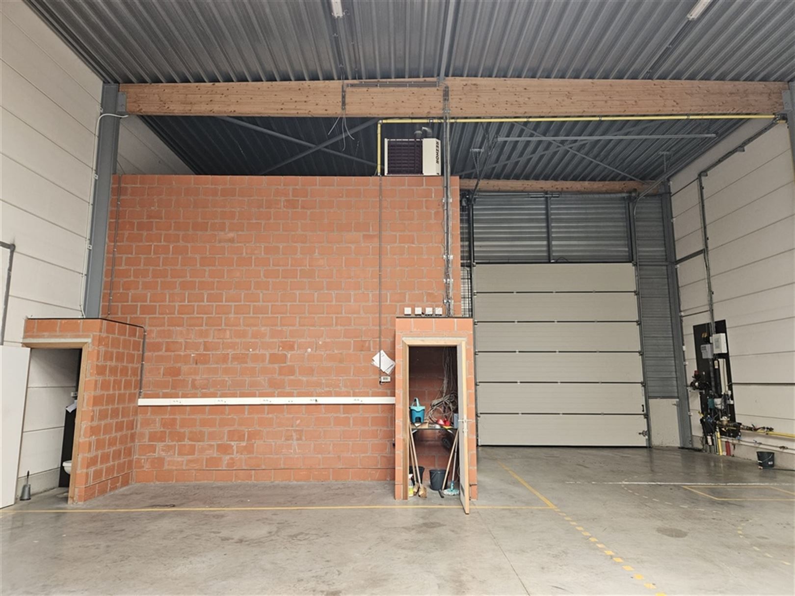 Instapklare KMO-unit met kantoren en ruime parkeergelegenheden foto 4