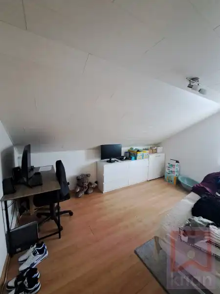 Ruim duplexapp met 3 slaapkamers, 2 auto staanplaatsen en tuin. foto 11