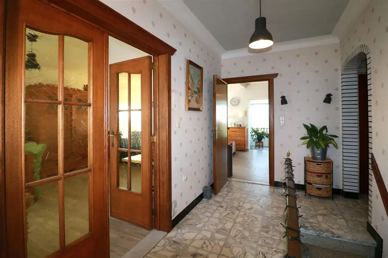 Gusting gelegen woning met 2 slpk, garage en tuin foto 2