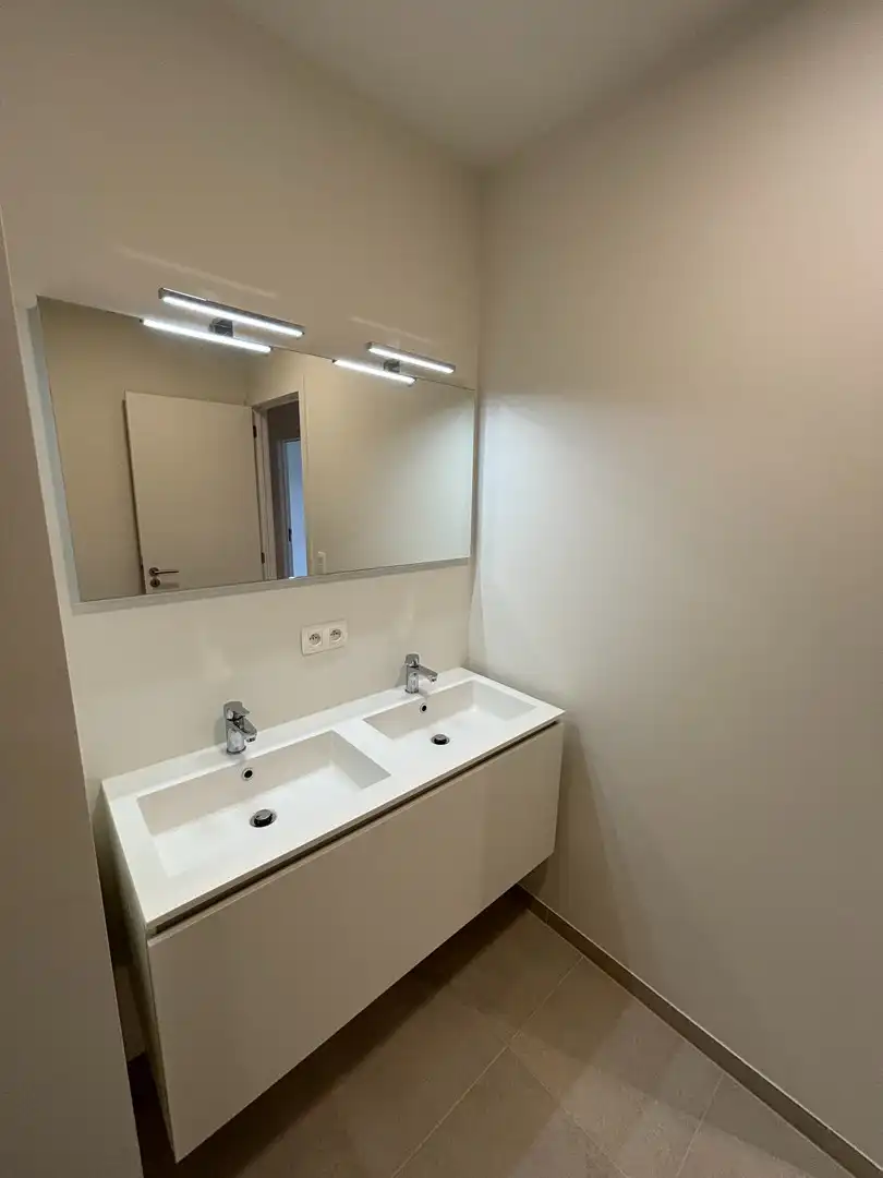 Nieuwbouw 2-slaapkamerappartement met terras foto 16