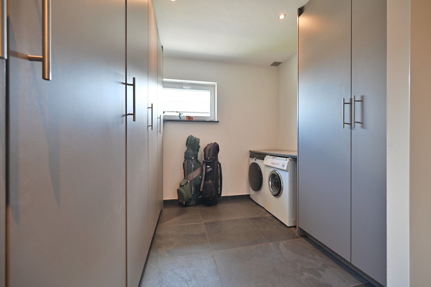 Ruime woning met zwembad en royaal poolhouse, op rustige locatie in Rekem, direct grenzend aan velden foto 30