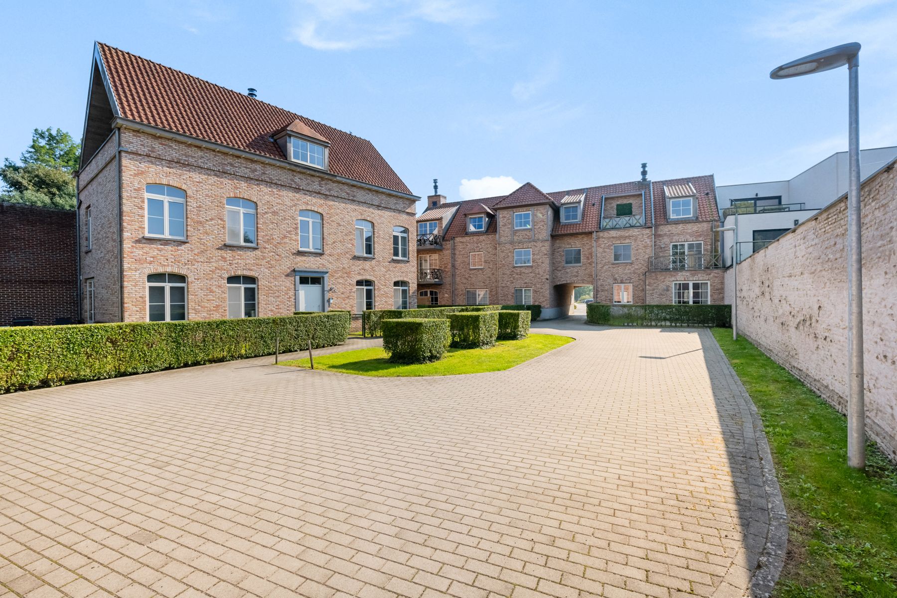 Ruim kwalitatief appartement met tuintje en 2 staanplaatsen! foto {{pictureIndex}}