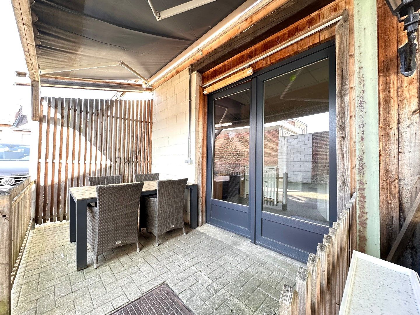 Ruim handelspand met magazijnen, loods, bureelruimte en grote tuin foto 10