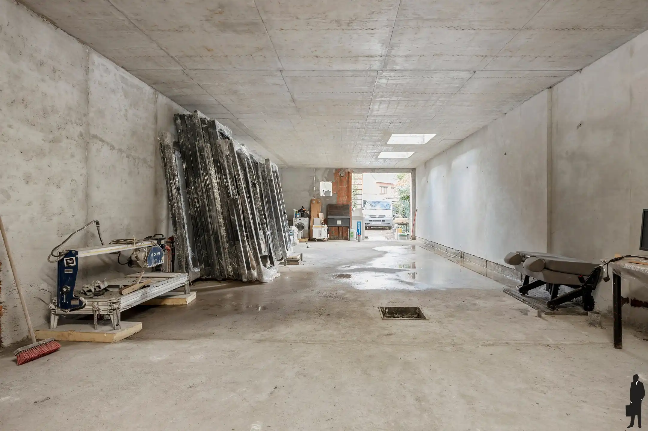 Ruim en energiezuinig handels gelijkvloers in casco toestand van ca. 160m², gelegen in het centrum van Brasschaat met achterliggend tuintje. foto 5