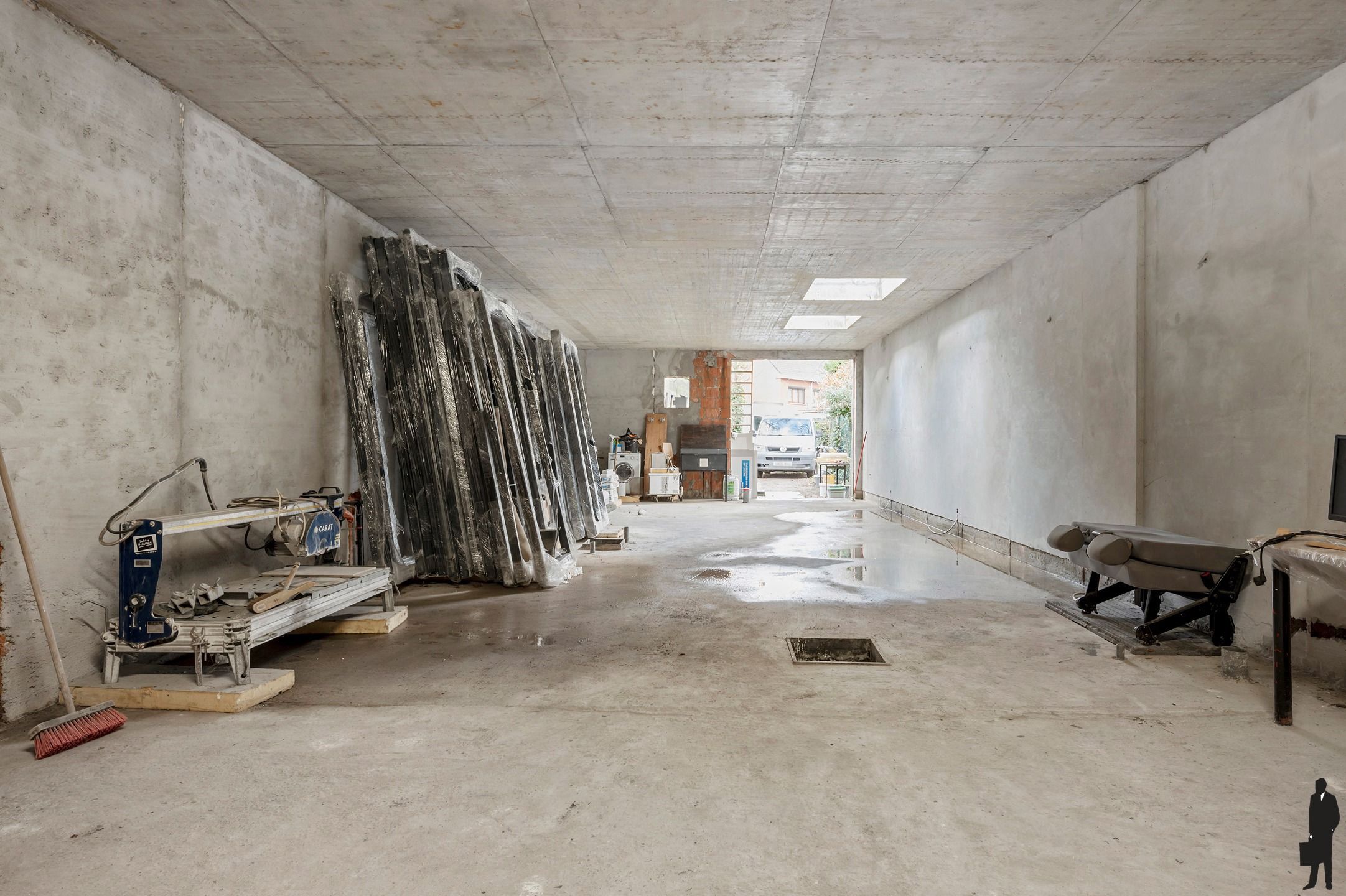 Ruim en energiezuinig handels gelijkvloers in casco toestand van ca. 160m², gelegen in het centrum van Brasschaat met achterliggend tuintje. foto 5