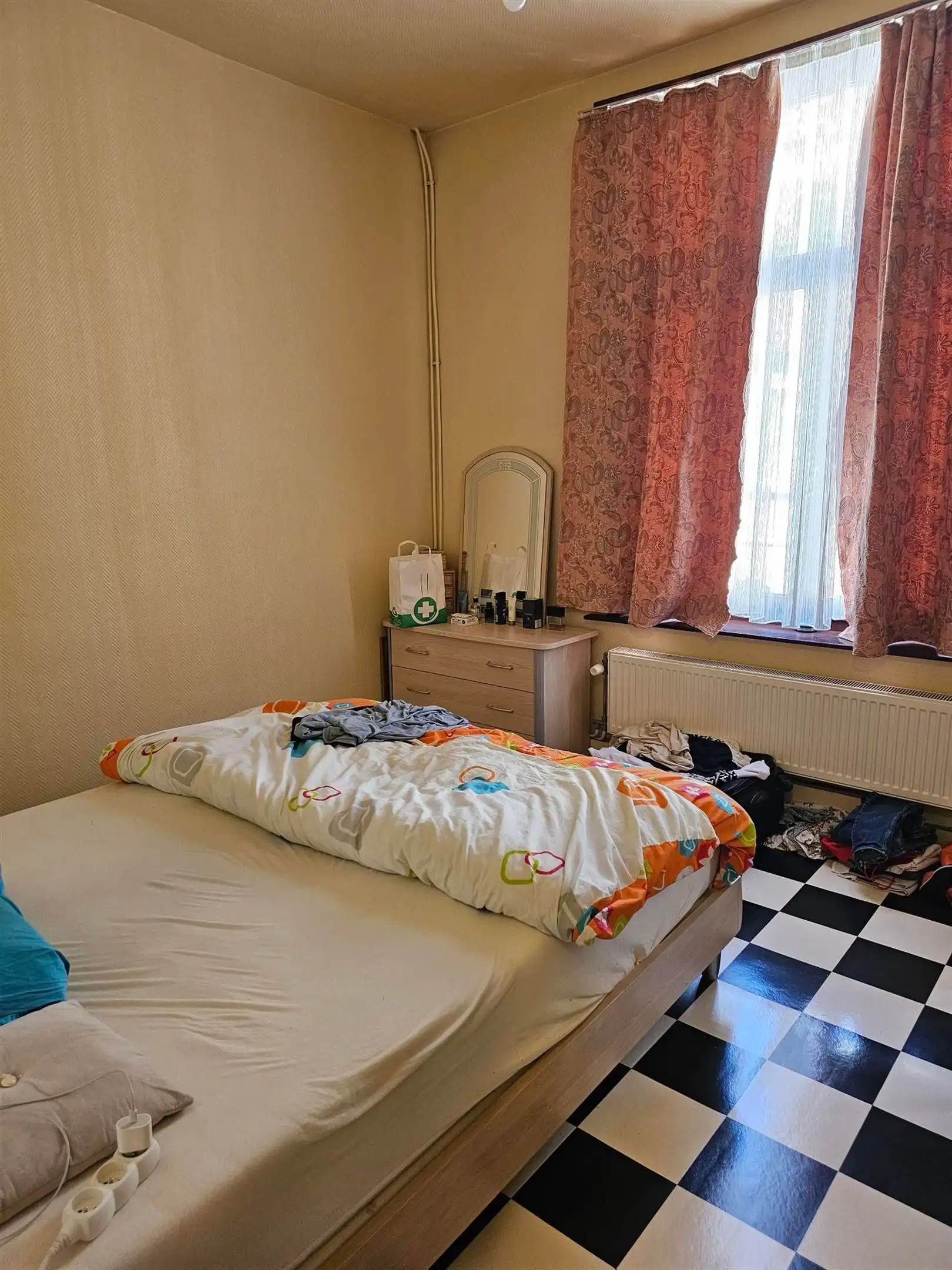 Centraal gelegen rijwoning met 3 slaapkamers en grote geïsoleerde zolder. foto 7