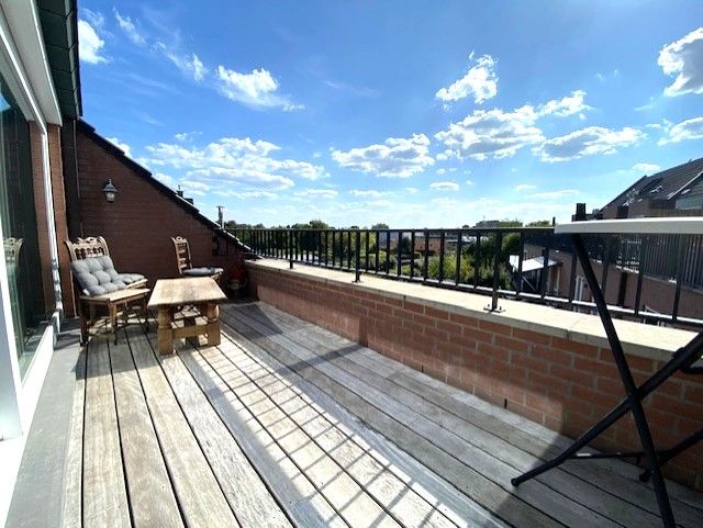 RUIM (131m²) INSTAPKLAAR  APPARTEMENT MET 2 SLAAPKAMERS, TERRAS, ONDERGRONDSE AUTOSTAANPLAATS EN KELDER foto 2