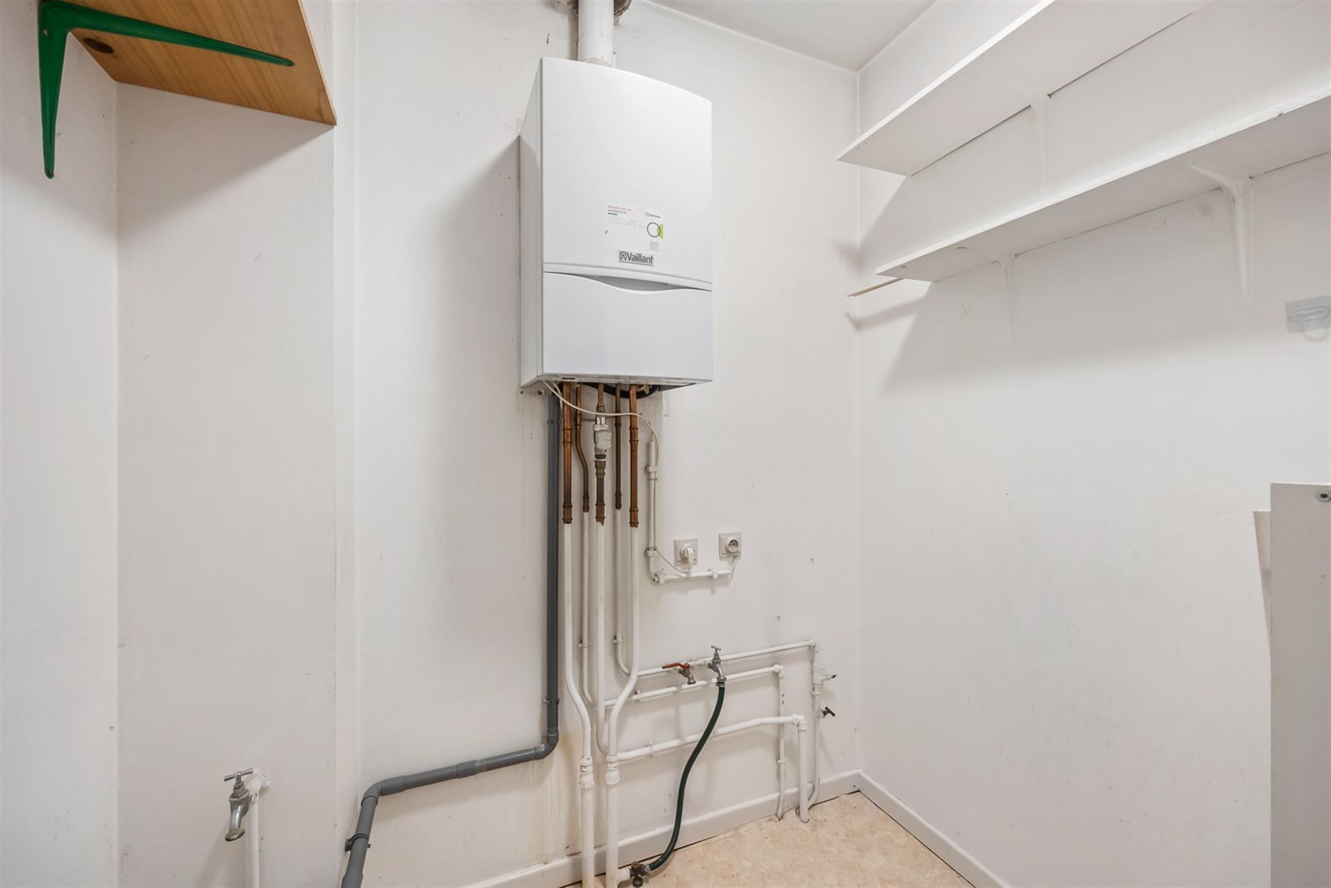 Rustig Gelegen Appartement met 2 Terrassen en Garage foto 13