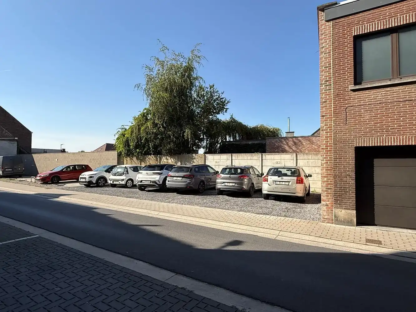 Instapklaar en strategisch gelegen kantoor-/praktijkpand (170 m²) met 6 autostaanplaatsen op toplocatie in Ninove foto 3