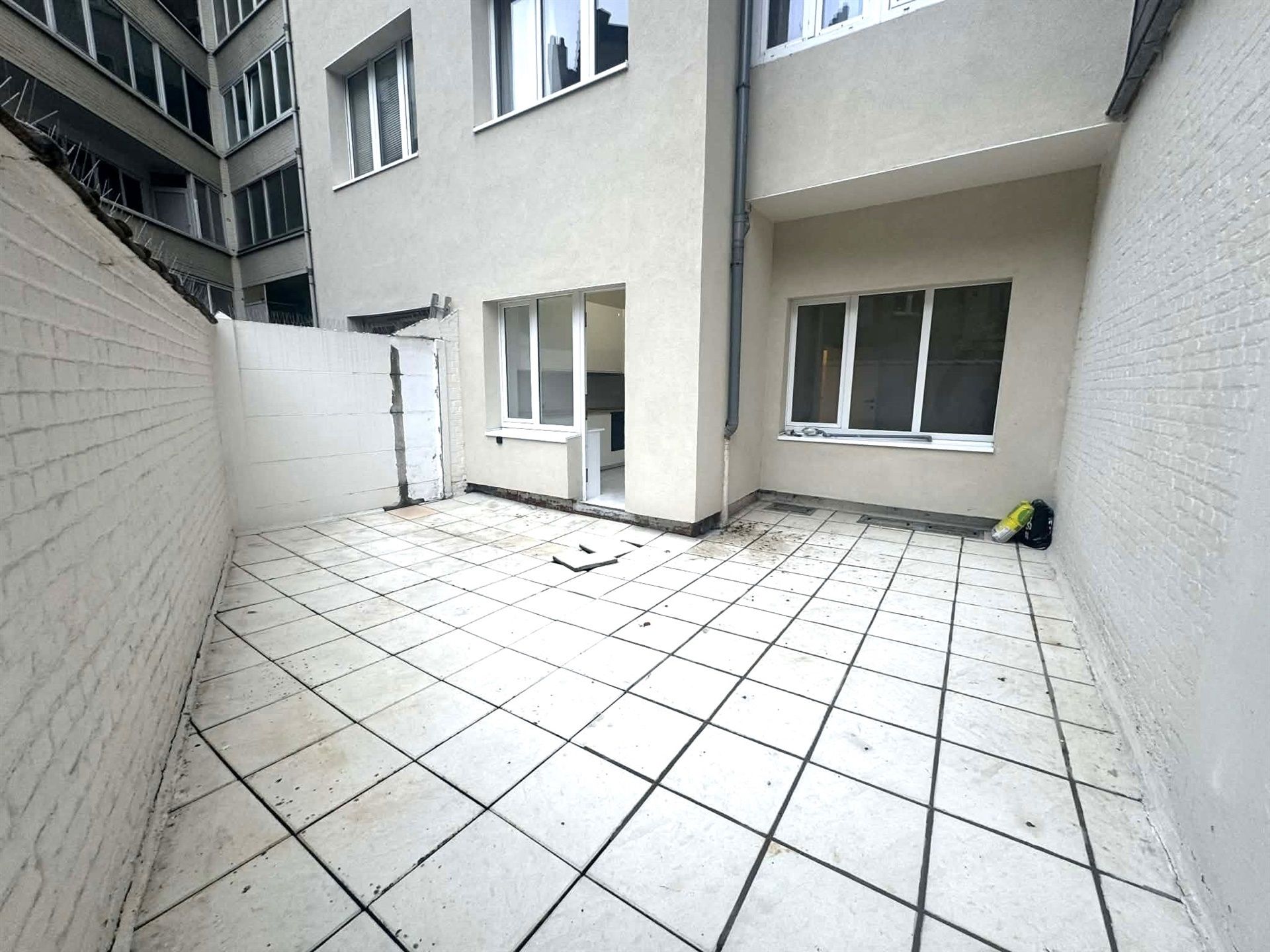 
Volledig gerenoveerd appartement op gelijkvloers met aangenaam terras/koer. foto 10