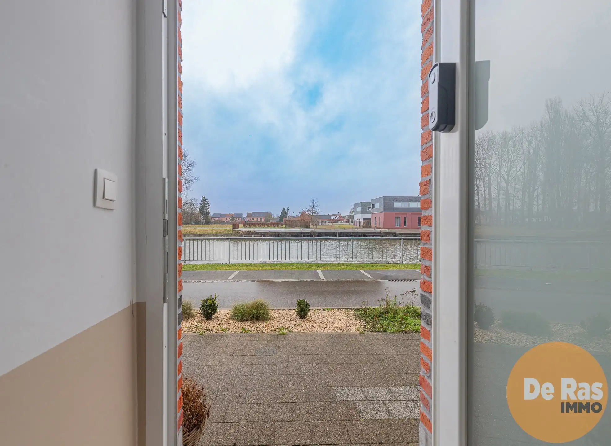 HUMBEEK -Leuke woning met tuin en 3 slpk met zicht op water foto 2